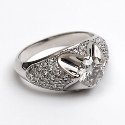 Valgest kullast sõrmus