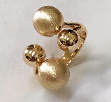 Pallidega kullast sõrmus